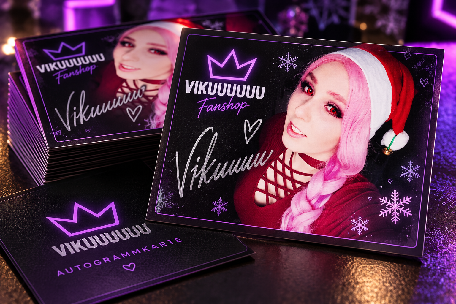 VIKUUUUUU Autogrammkarte mit pinkhaarigem Weihnachts-Cosplay
